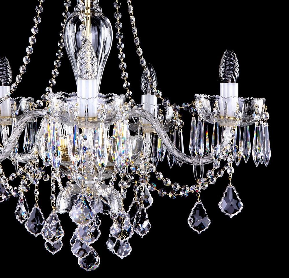 Détail des bras du lustre, coupes ciselées, pendeloques et chaînettes de cristal