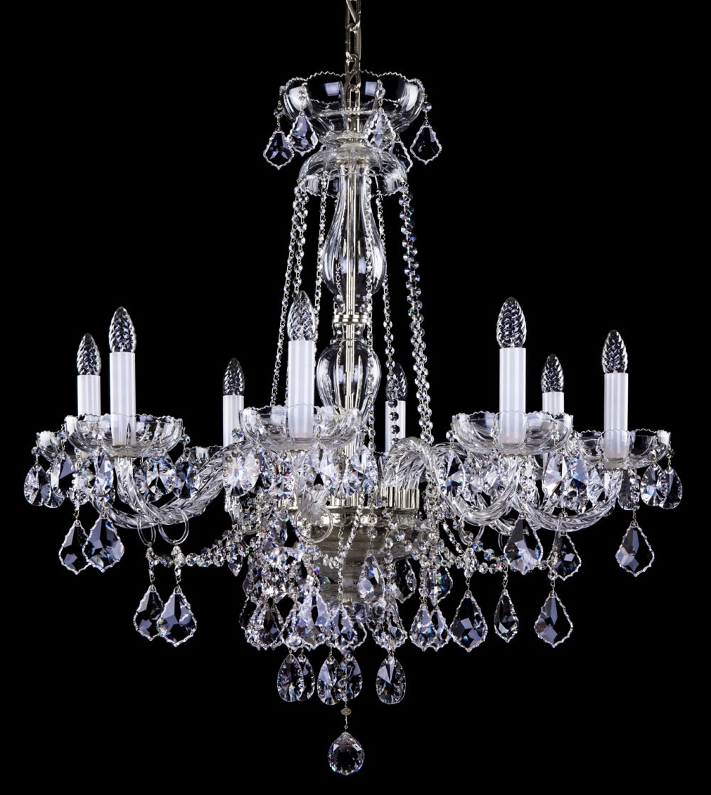 Vue d'ensemble du lustre suspendu, bras de cristal et gouttes étincelantes sur fond sombre