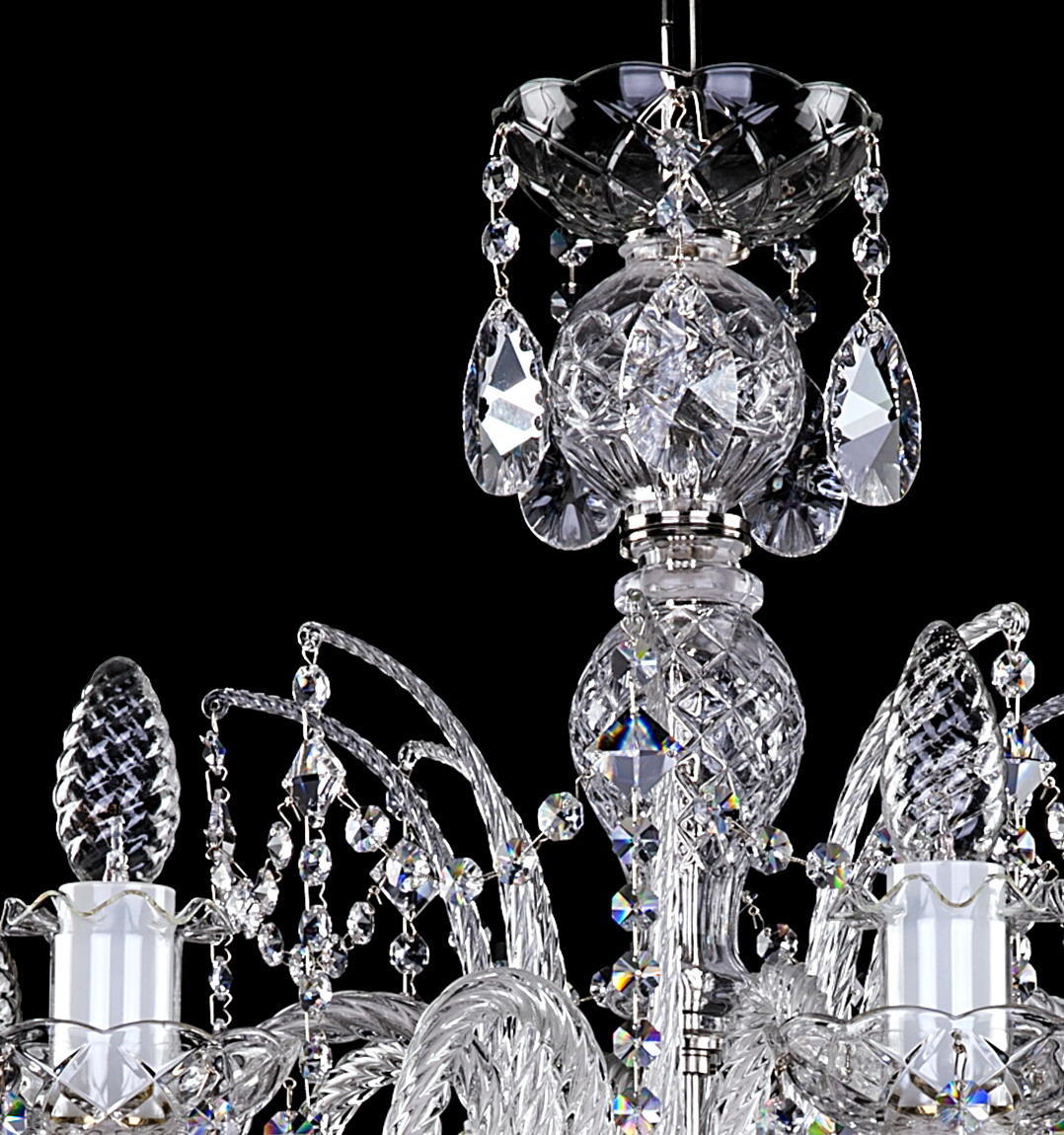Détail du sommet : boule de cristal facettée et collerette ajourée