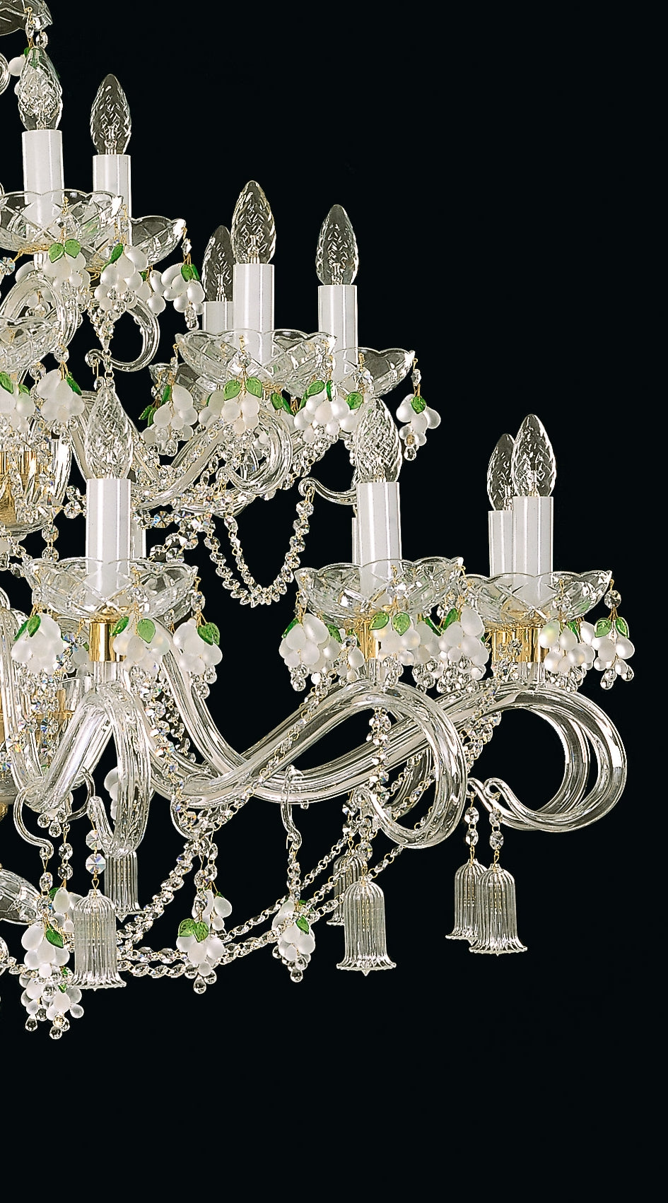 Détail des bras recourbés, clochettes de cristal pendantes et guirlandes de fleurs blanches.