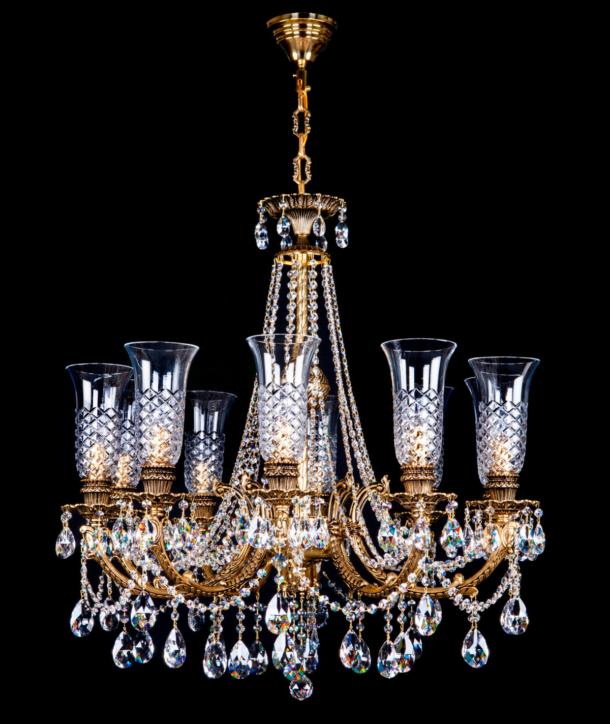Lustre allumé suspendu par une chaîne dorée, coupelles de cristal à motif diamant, vue de face.