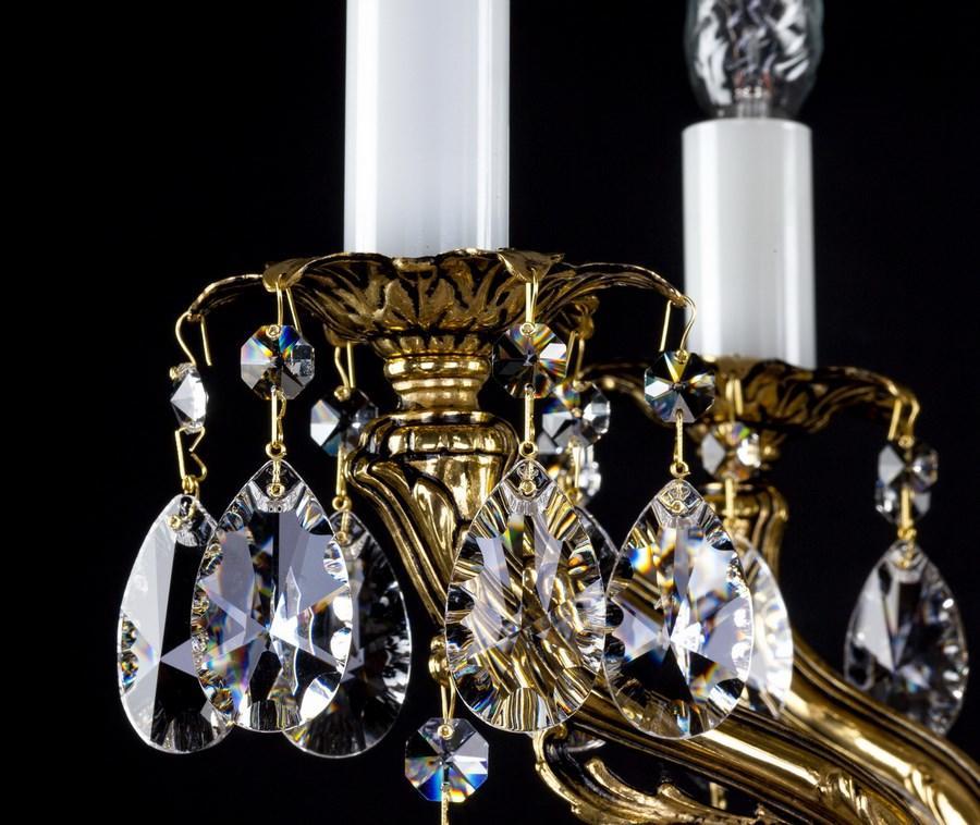 Détail central du lustre avec douilles blanches et pendeloques en cristal facetté