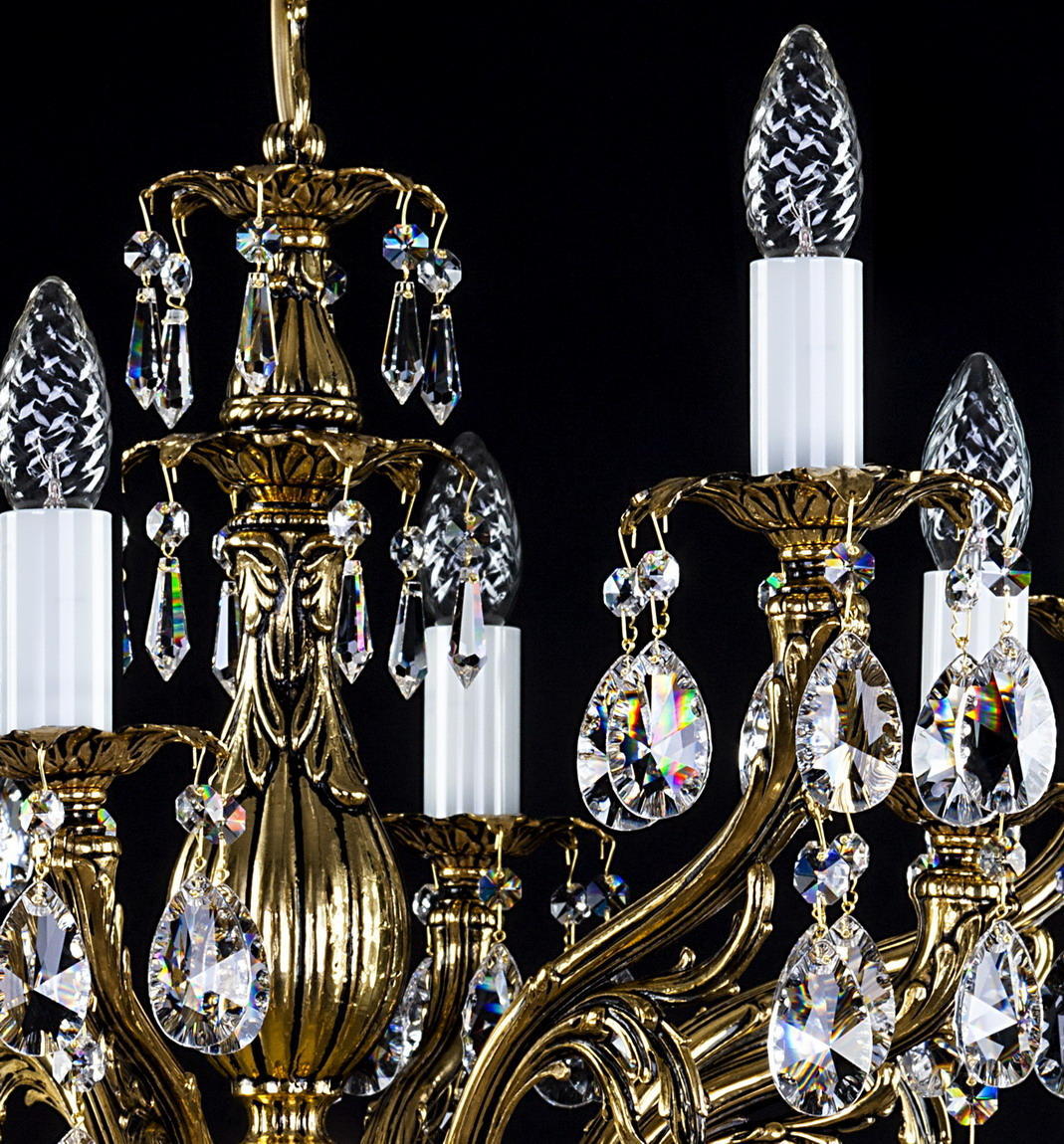 Gros plan sur la colonne centrale dorée et ses gouttes de cristal suspendues