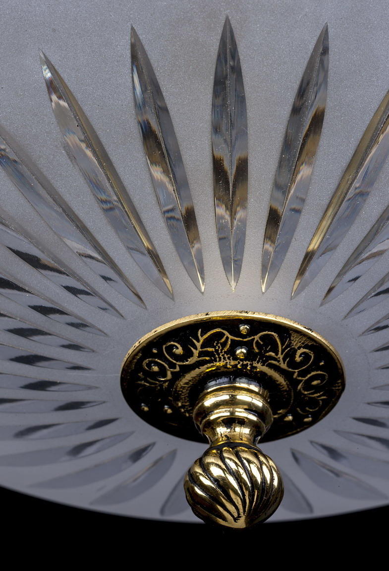 Détail du cabochon doré et de la rosace ornée sous la coupe