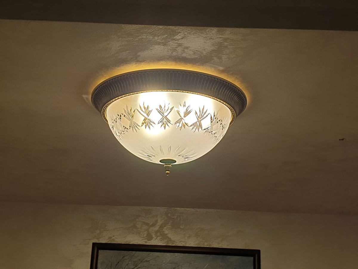 Plafonnier allumé fixé au plafond, ambiance chaleureuse dans une pièce