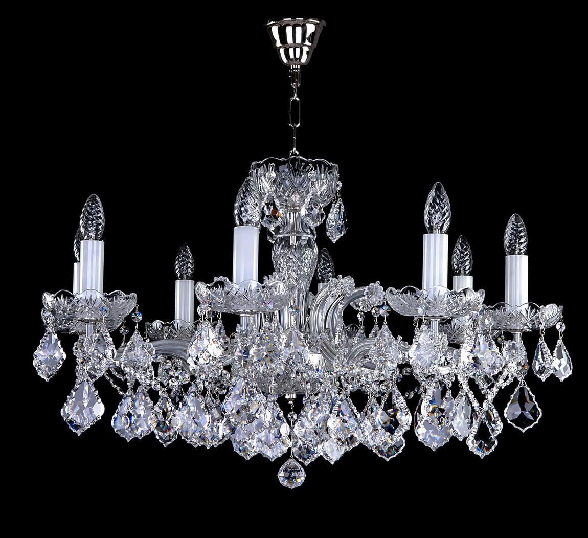 Même lustre en finition argentée, monture chromée et cristaux taillés sur fond noir.
