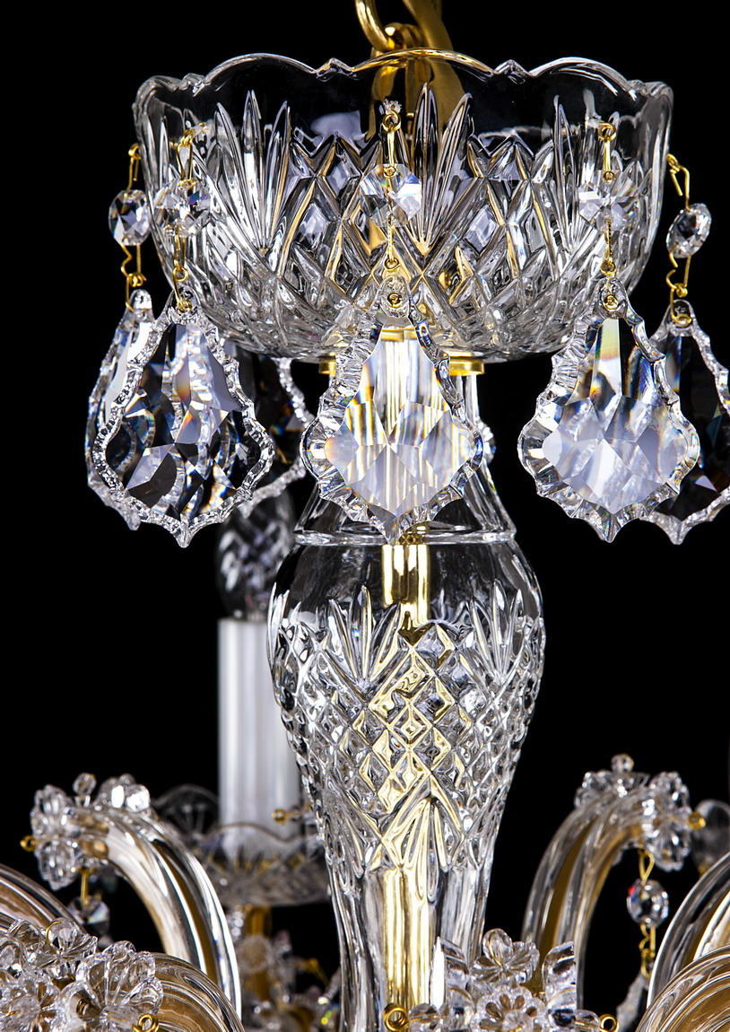 Détail du fût central facetté et des pendentifs suspendus