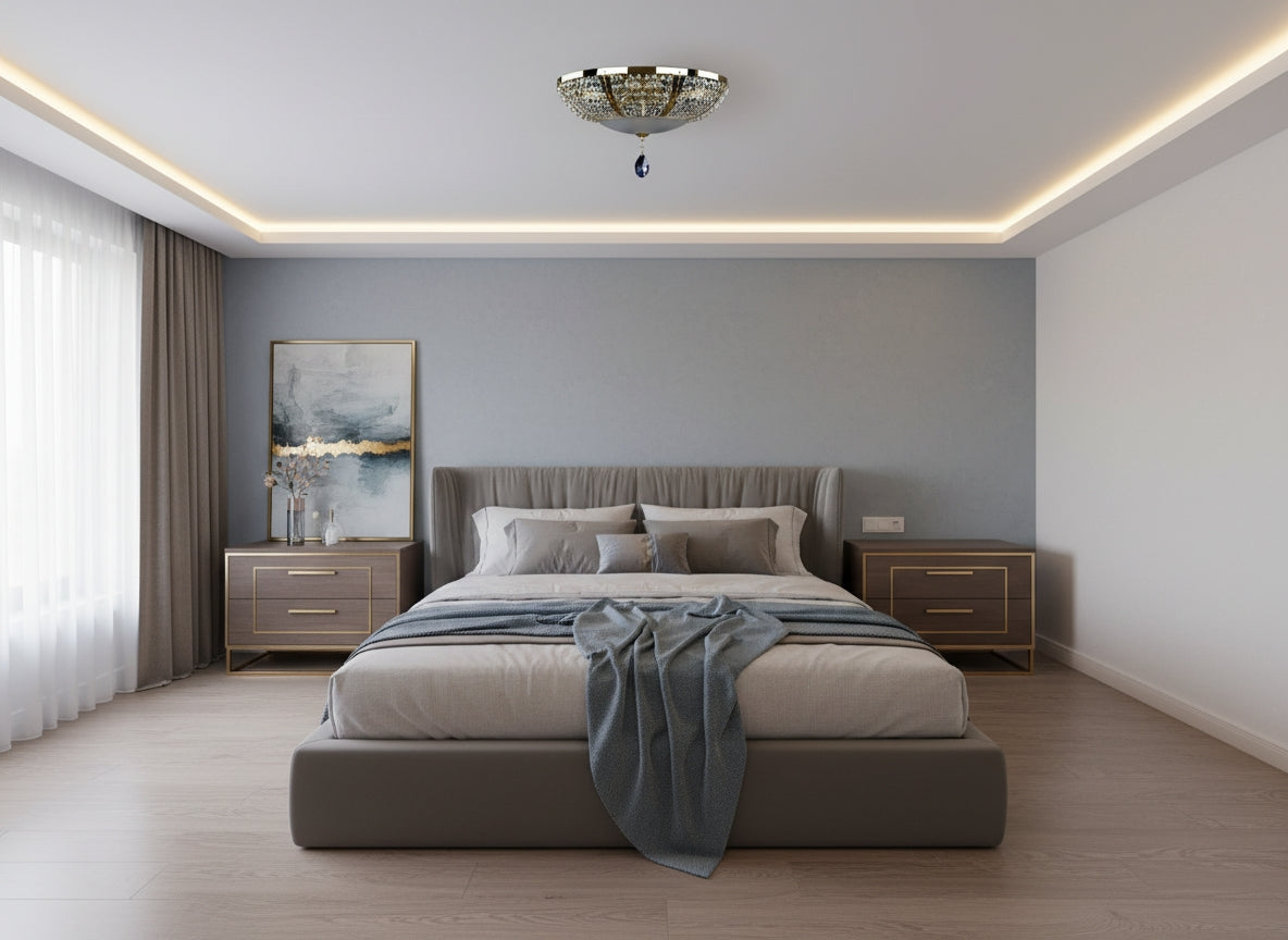 Ambiance chambre à coucher, plafonnier allumé au-dessus du lit gris