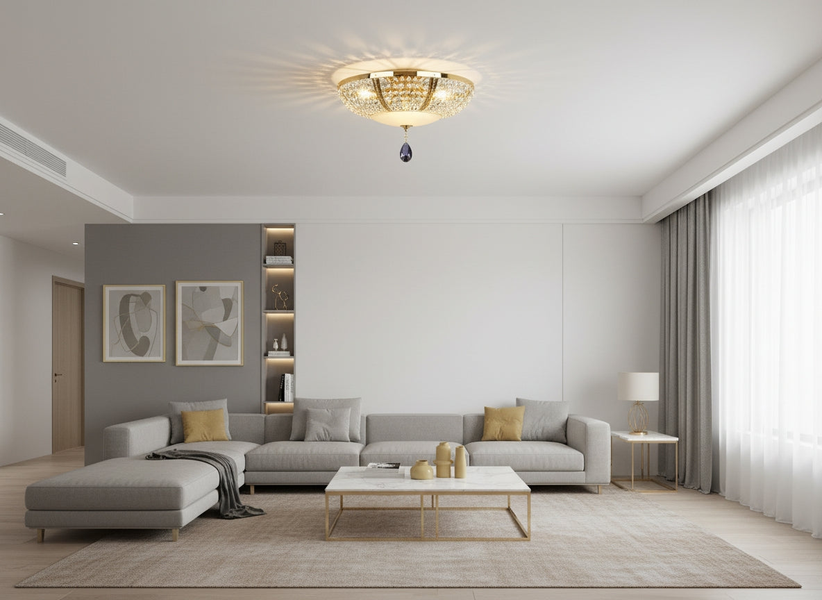 Luminaire allumé projetant des motifs lumineux au plafond d'un salon moderne