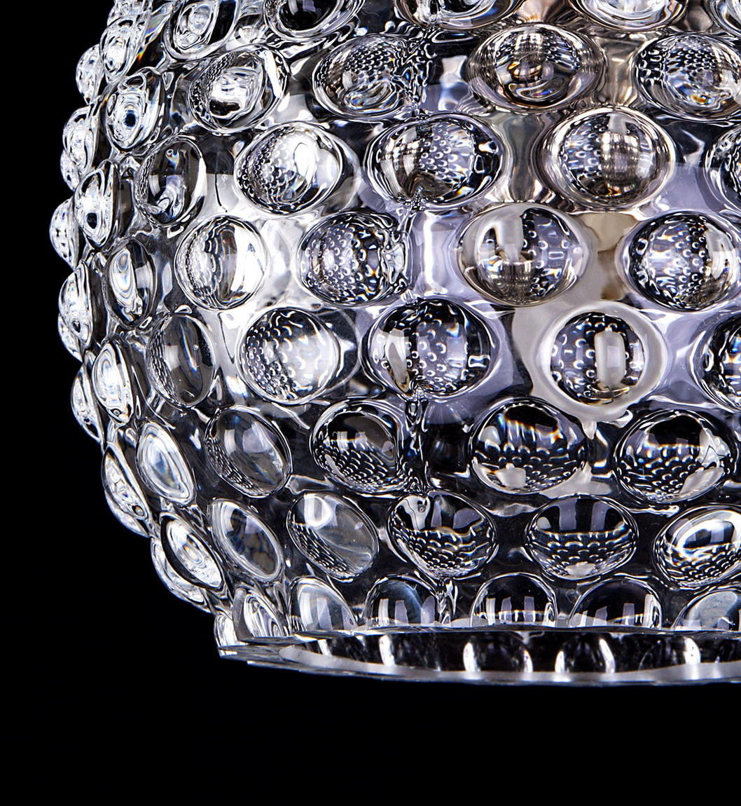 Gros plan sur la texture perlée du verre transparent et ses reflets brillants