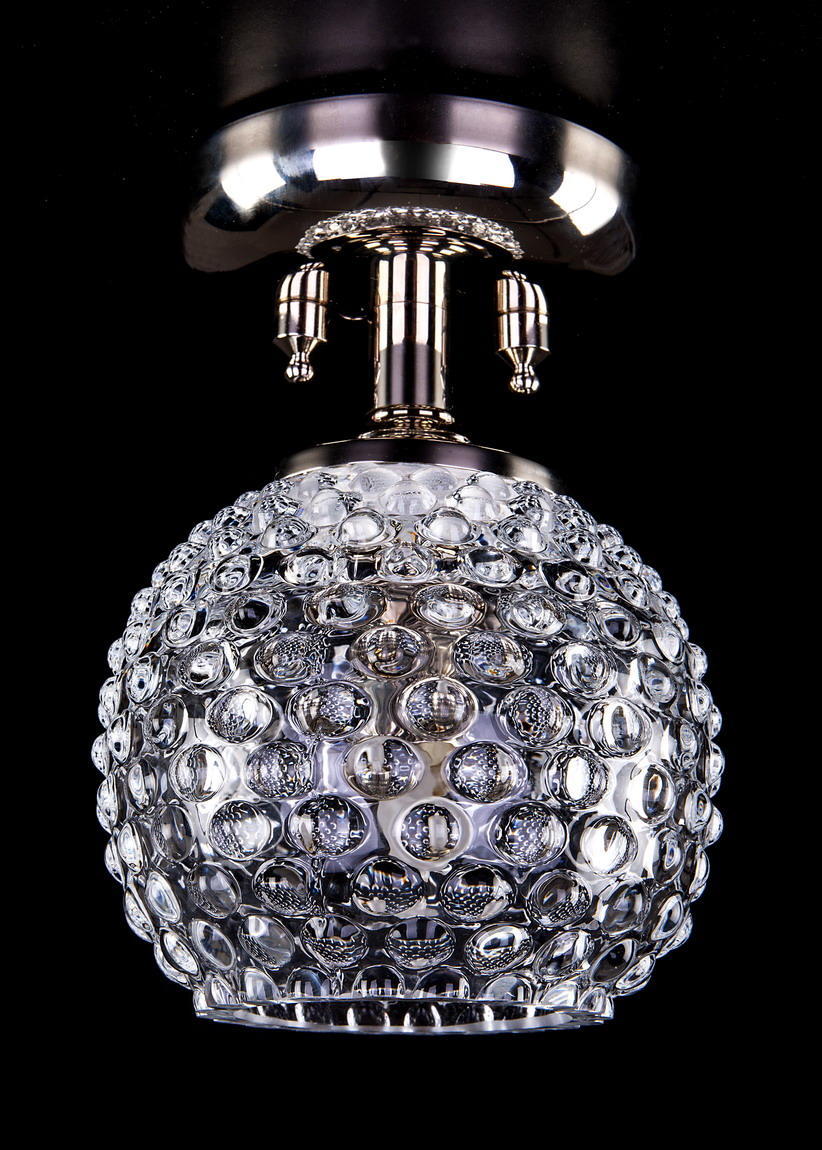 Vue de face du plafonnier finition chromée, globe de verre transparent texturé