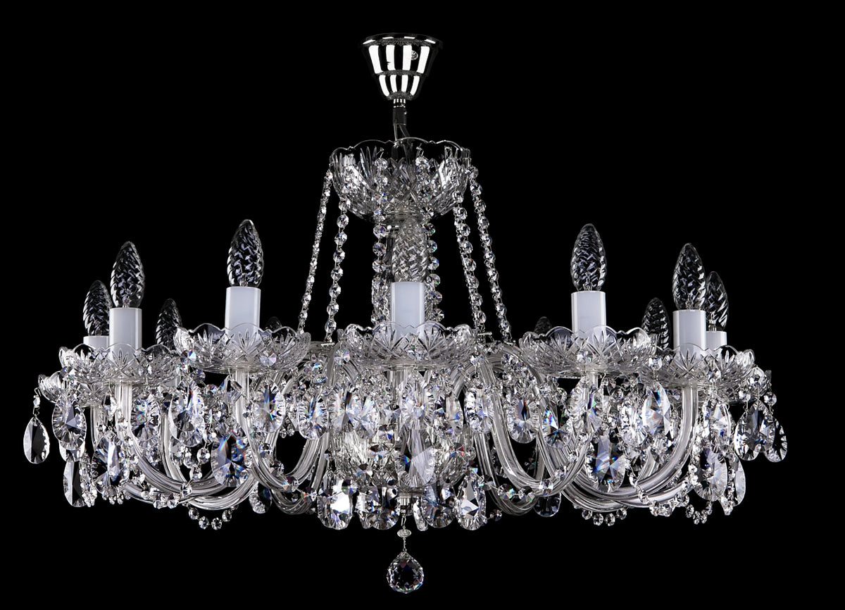Vue de face du luminaire suspendu, cristal taillé et chaînes de perles scintillantes