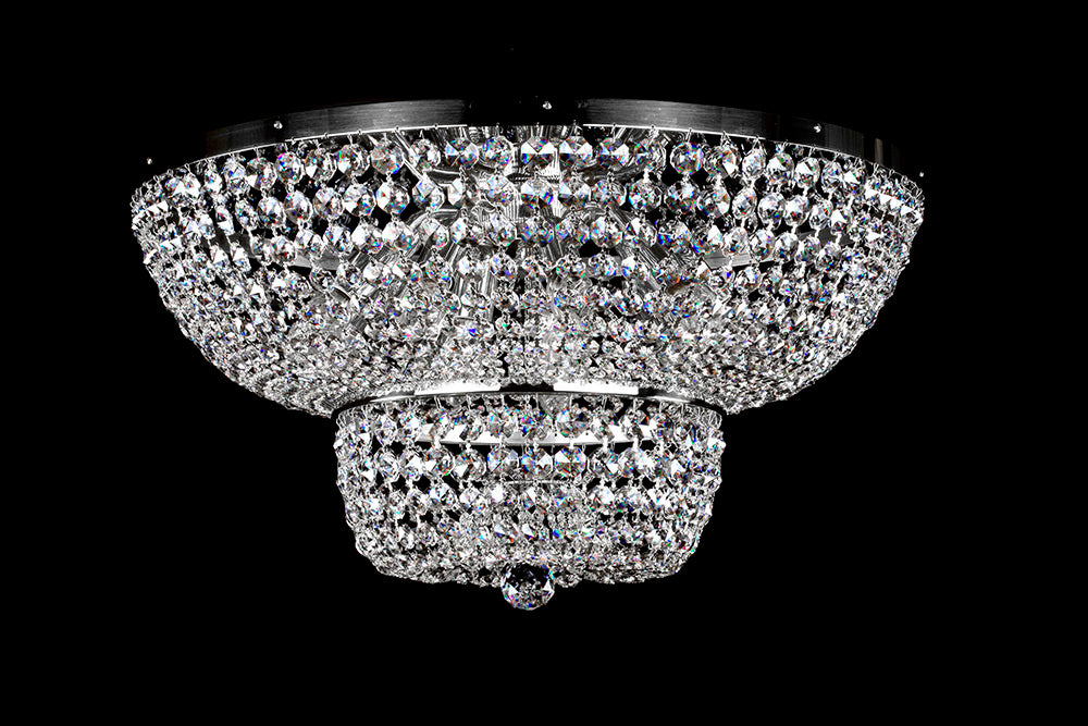 Variante chromée du luminaire, cristaux étincelants photographiés de face sur fond noir.