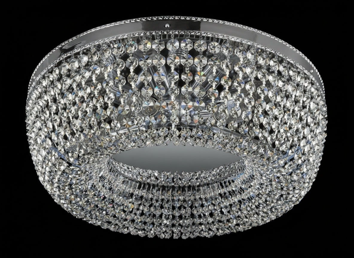 Version chromée du plafonnier rond, cristaux scintillants sur fond noir uni