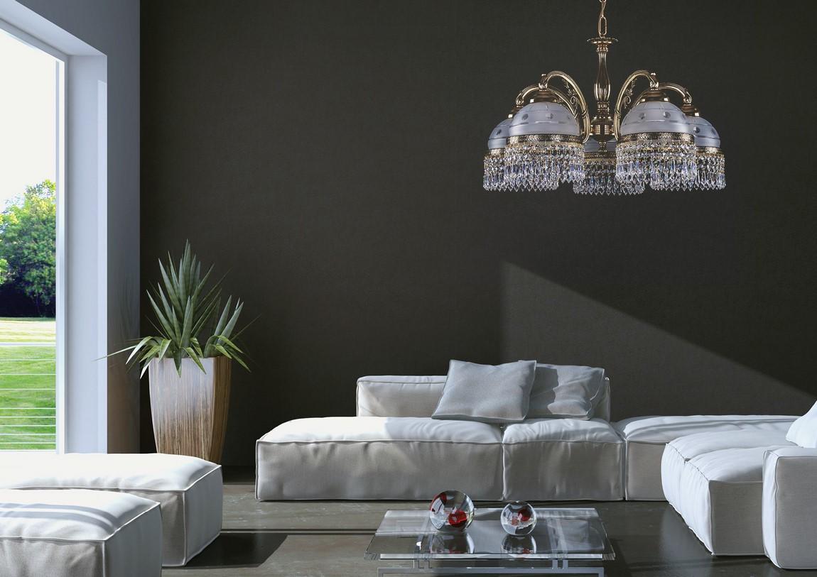 Mise en ambiance du lustre suspendu dans un salon moderne aux murs anthracite