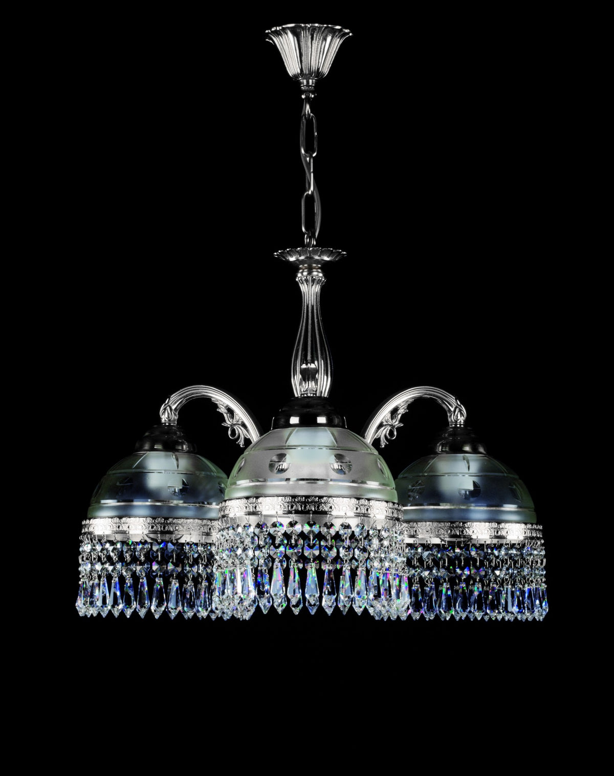 Version argentée du même lustre, présentée de face sur fond noir.