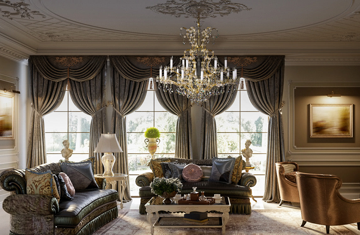 Mise en ambiance dans un salon classique, lustre allumé au-dessus d'un mobilier ancien et rideaux