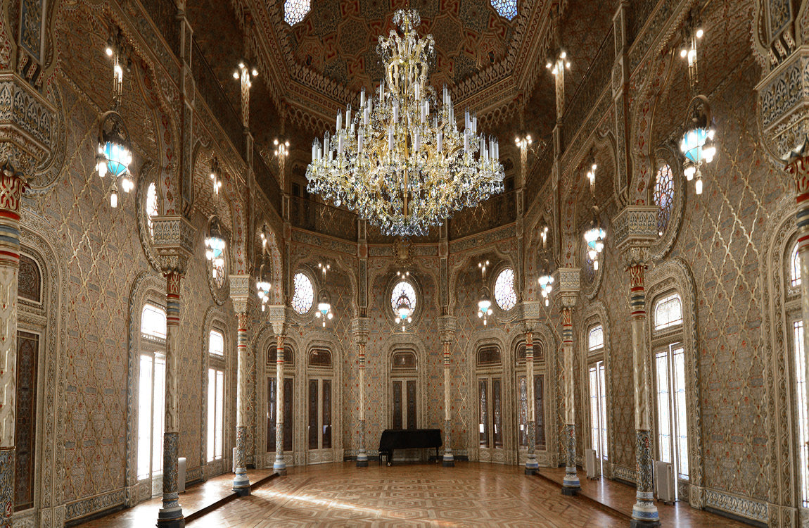 Lustre en situation dans un grand salon aux décors mauresques et dorés
