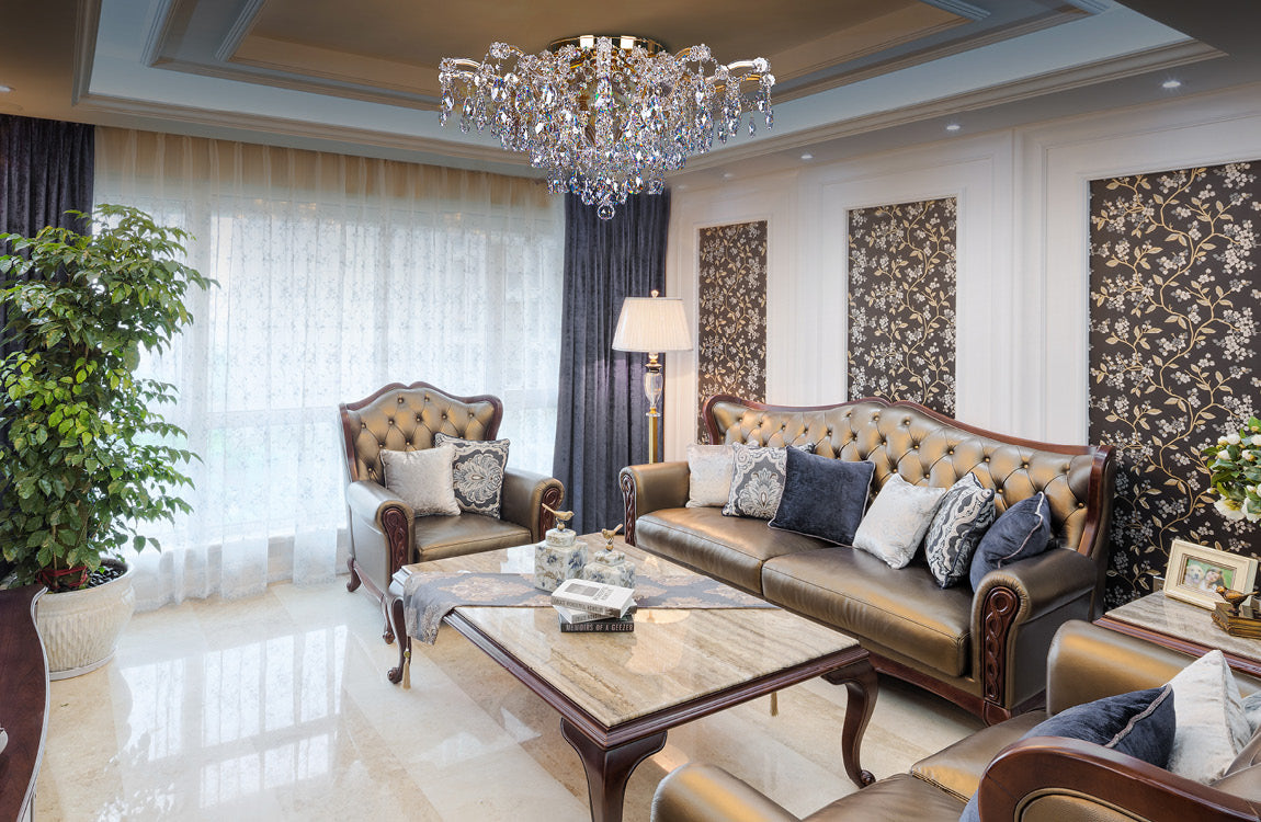 Lustre installé au plafond d'un salon classique, mise en ambiance avec canapé capitonné
