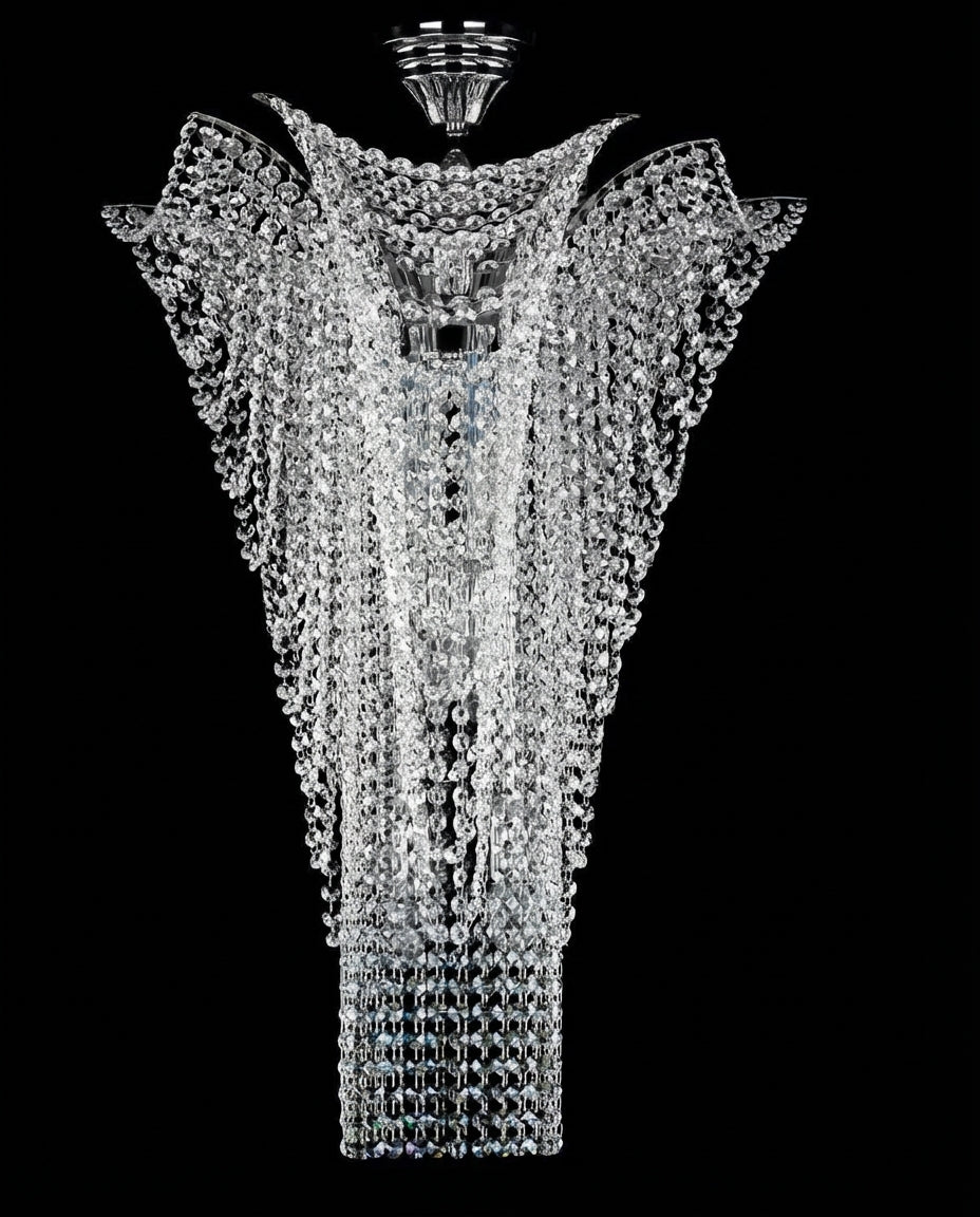 Même luminaire en finition chromée, cristaux scintillants formant voiles superposés