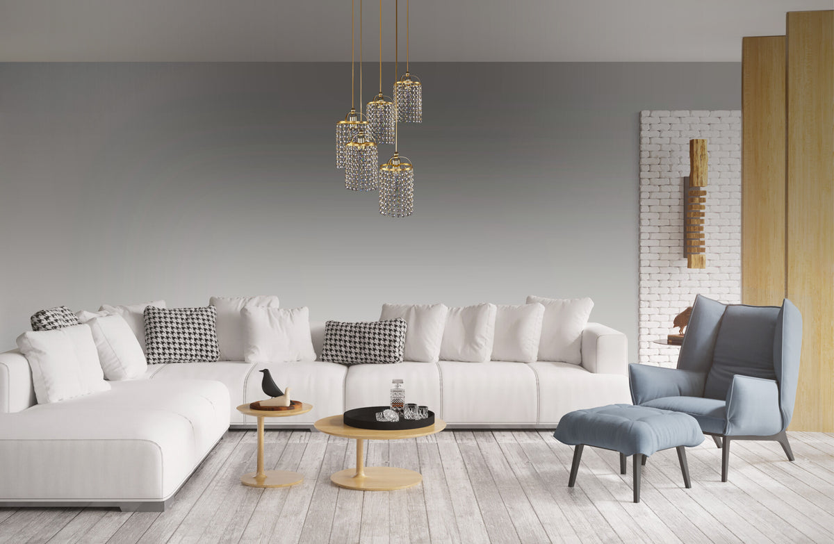 Mise en ambiance du luminaire doré suspendu au-dessus d'un salon blanc contemporain.