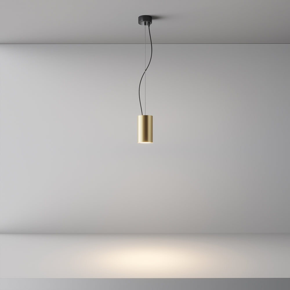 Vue en situation du luminaire allumé projetant un halo lumineux sur le mur.