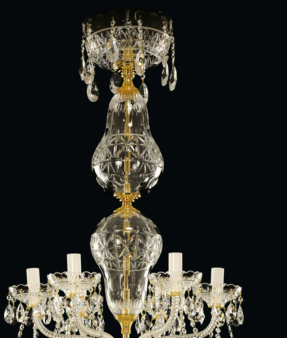 Détail du sommet du lustre et de ses pendentifs en cristal taillé.