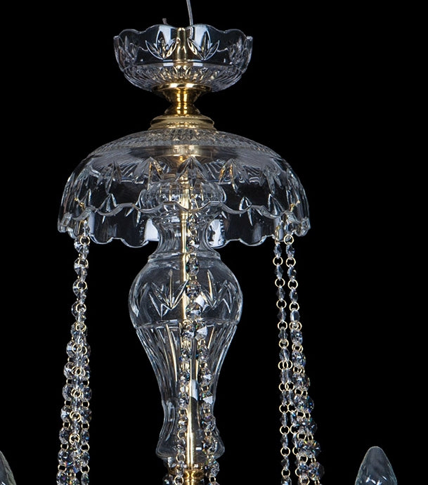 Détail du sommet : coupelle, dôme de cristal ciselé et chaînes perlées
