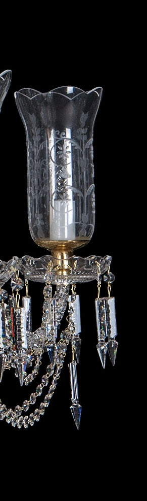 Détail d'une tulipe gravée et de ses pendentifs en cristal facetté