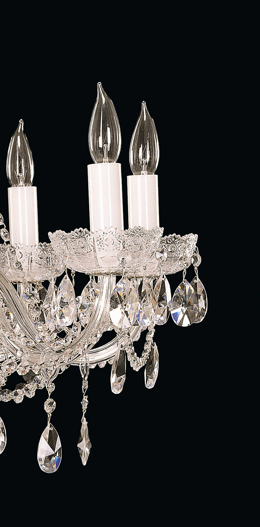 Détail des ampoules flamme et des gouttes de cristal taillé
