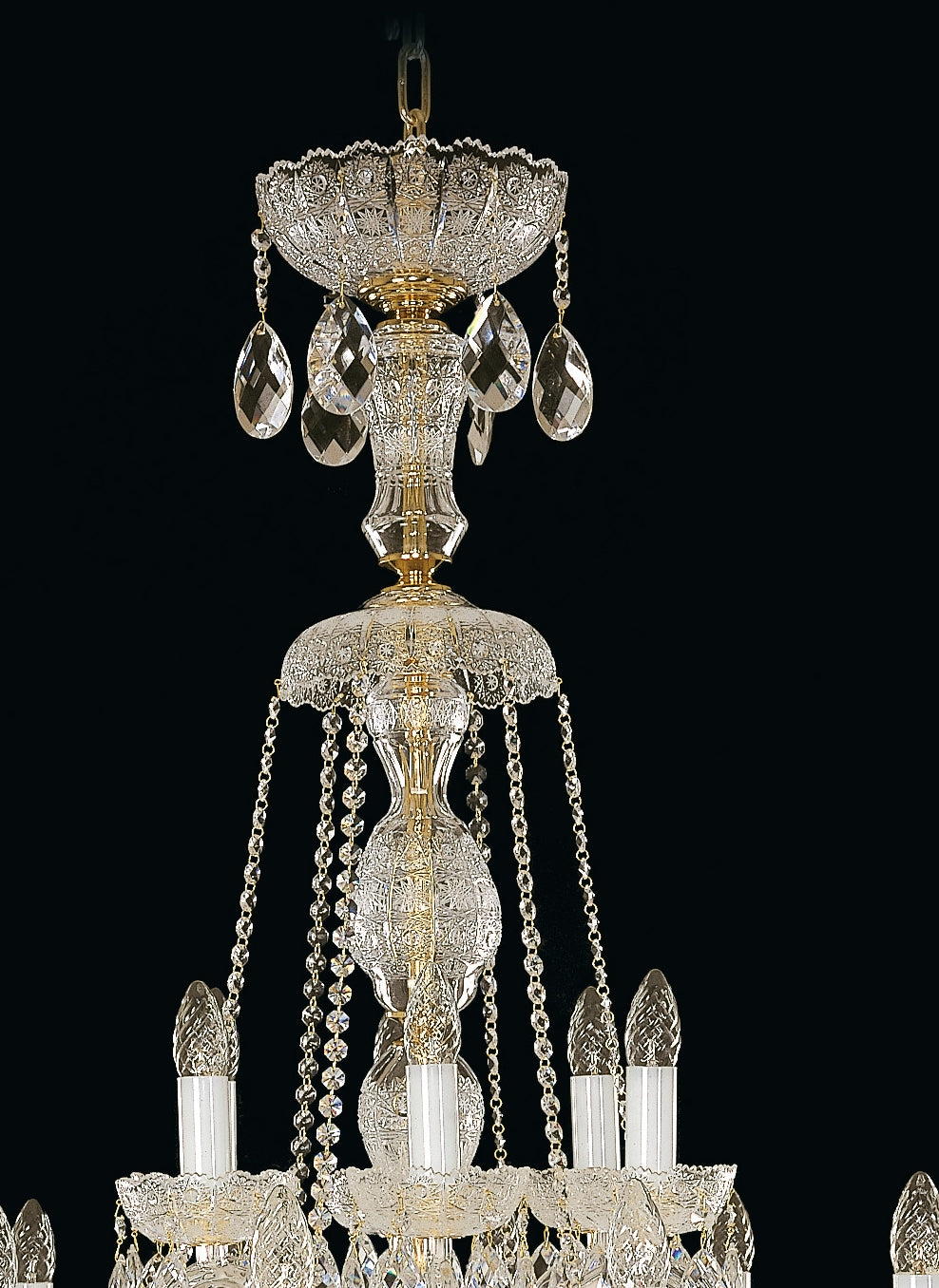 Gros plan sur le sommet du lustre, chaînes et gouttes de cristal