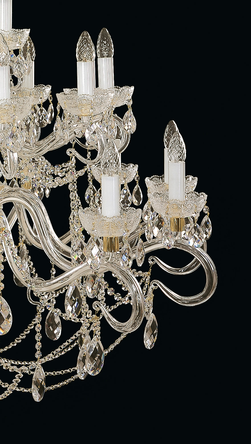 Détail rapproché des bras du lustre, douilles et pendeloques en cristal