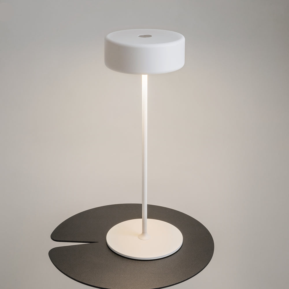 Vue de trois quarts montrant le dessus de l'abat-jour et son bouton tactile