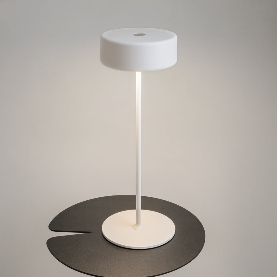 Vue de trois quarts montrant le dessus de l'abat-jour et son bouton tactile