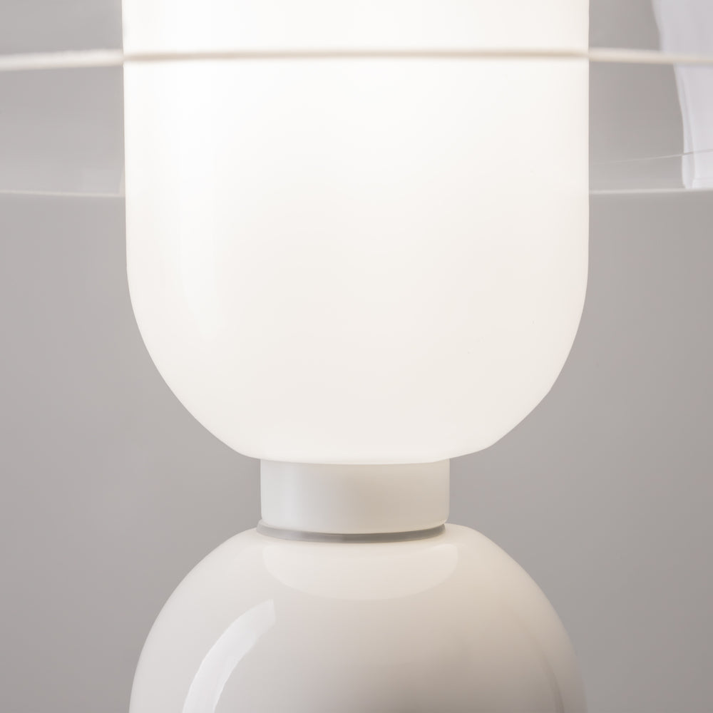 Détail du diffuseur opalin et de l'assemblage de la lampe blanche.