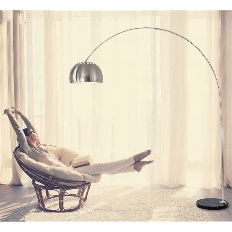 Silberne Stehlampe | Moderner Glanz