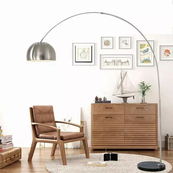 Silberne Stehlampe | Moderner Glanz