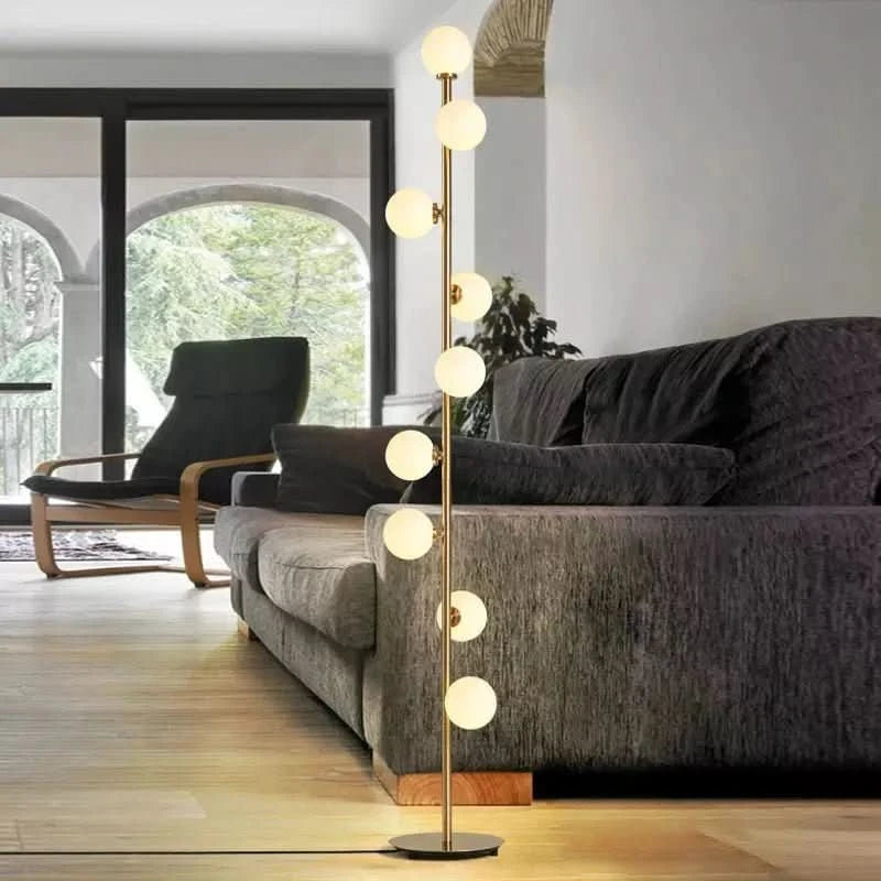 Mise en ambiance du lampadaire dans un séjour moderne près d'un canapé gris.