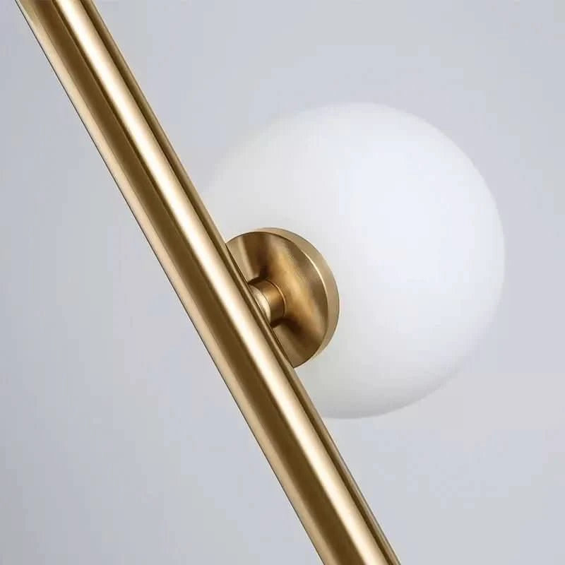 Détail de la finition dorée et du globe en verre opalin dépoli.