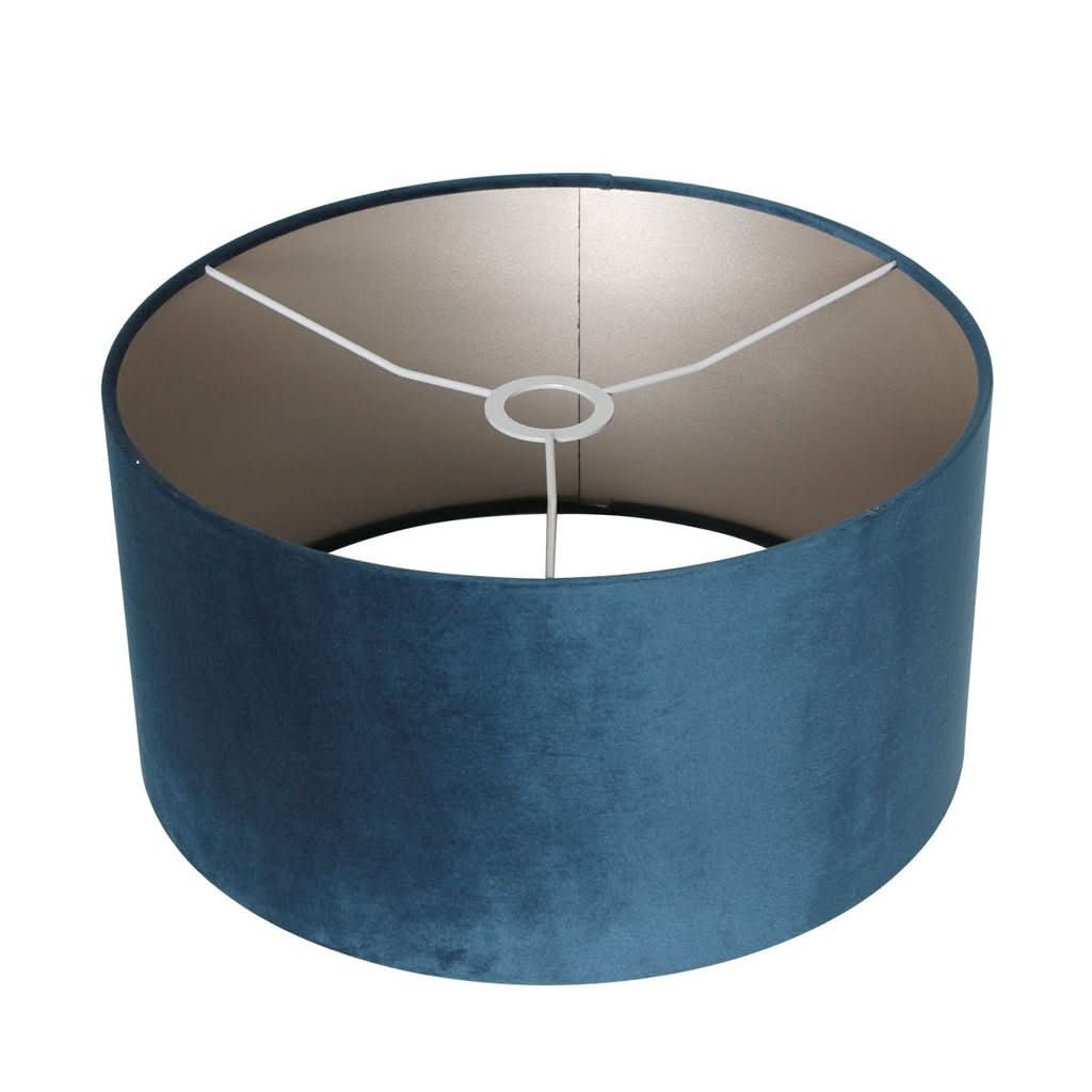 Vue plongeante sur l'intérieur de l'abat-jour bleu et sa structure.