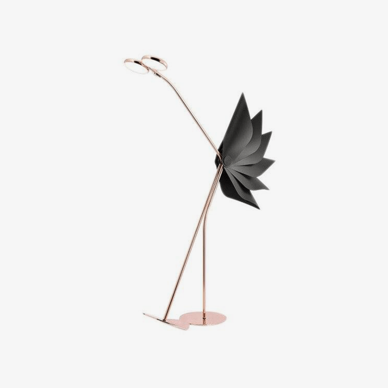 Lampadaire doré isolé sur fond blanc, abat-jour noir plié en éventail