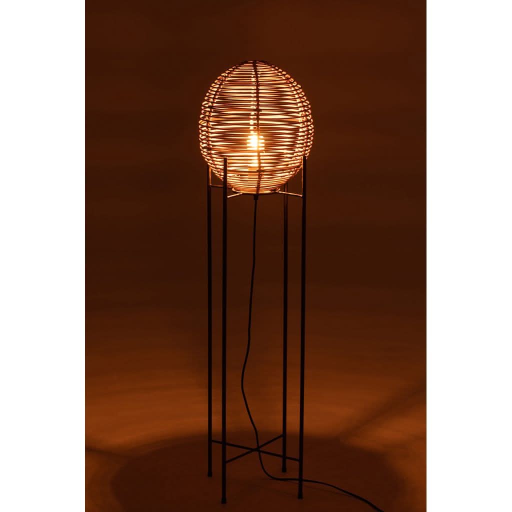 Mise en ambiance nocturne : le luminaire allumé diffuse une lumière chaude et dorée