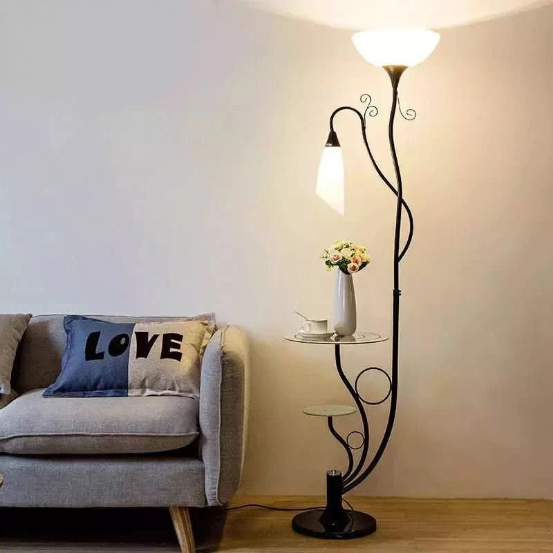 Vue d'ensemble du lampadaire et de ses tablettes près du canapé avec coussin LOVE