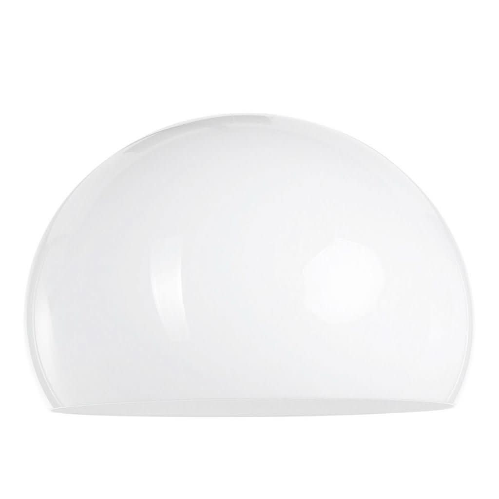 Abat-jour demi-sphérique blanc en verre opalin translucide, vu de près.