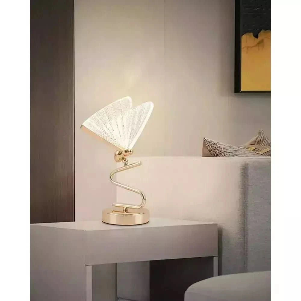 Lampe en lumière chaude sur meuble blanc, intérieur contemporain avec cadre doré