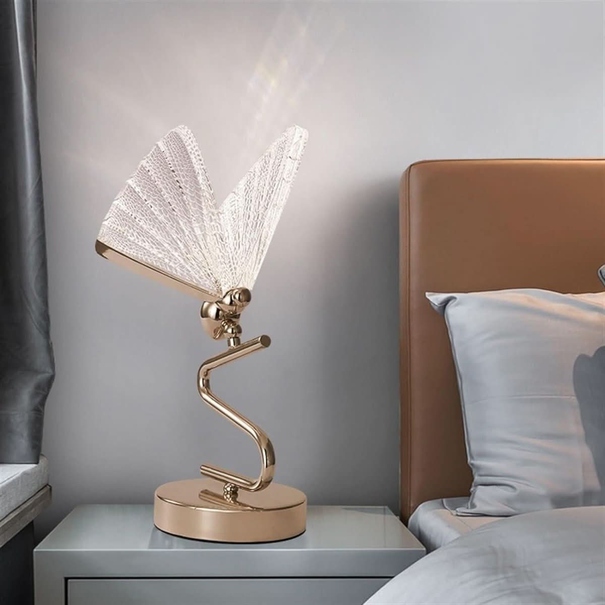 Ambiance chambre, lampe allumée près d'une tête de lit en cuir caramel