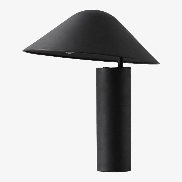 Lampe de table noire mate de face, abat-jour conique et base cylindrique.