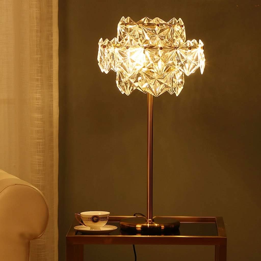 Mise en ambiance : lampe sur table d'appoint près d'une tasse et d'un fauteuil.