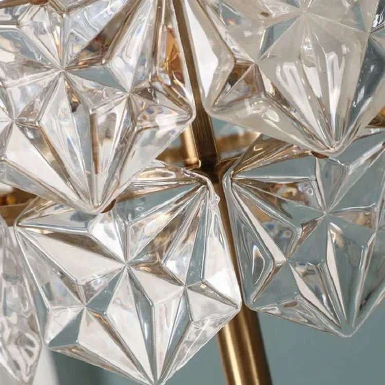 Gros plan des abat-jours en cristal taillé, facettes et reflets dorés