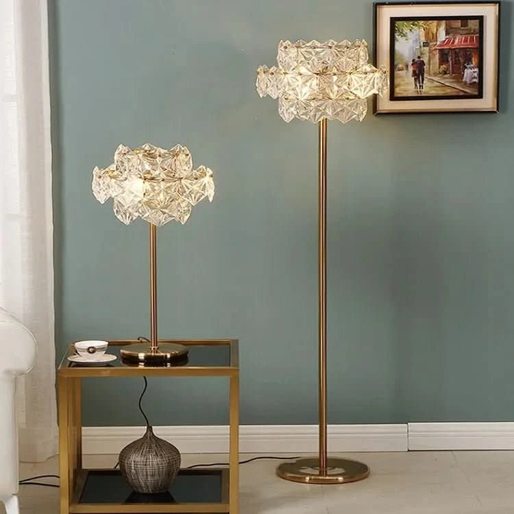 Lampadaire et lampe de table assortie sur une table gigogne dorée
